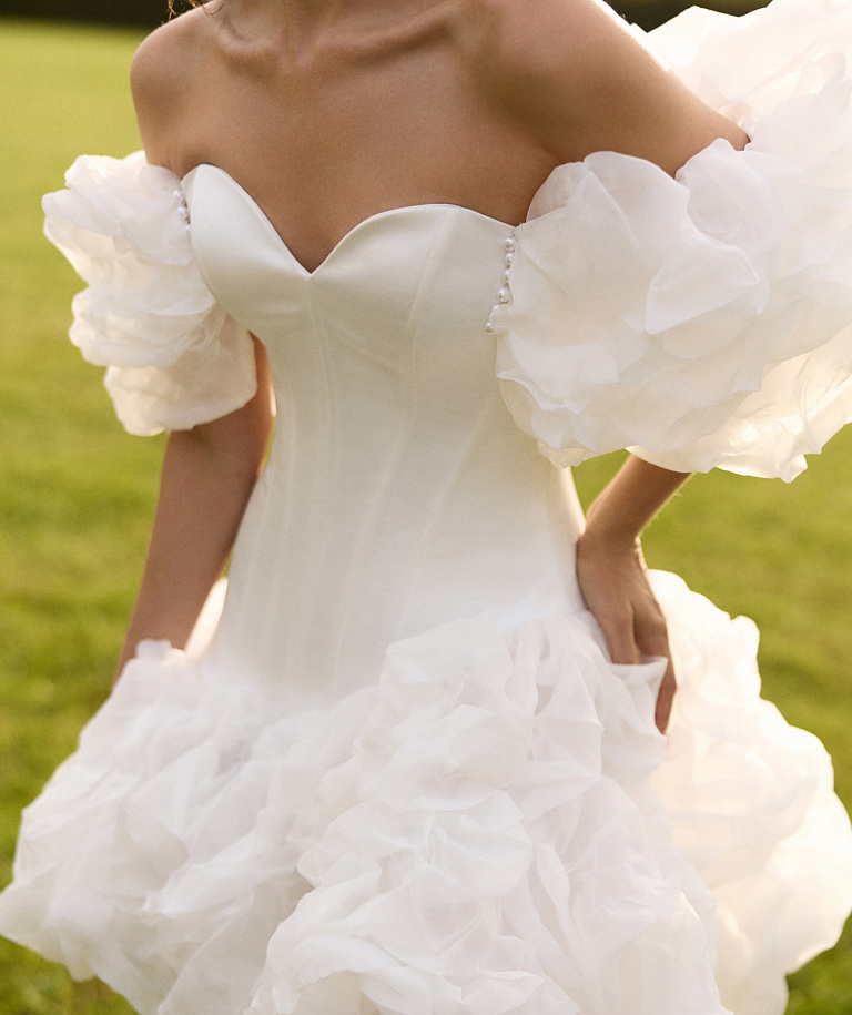 Короткое атласное платье с пышной юбкой