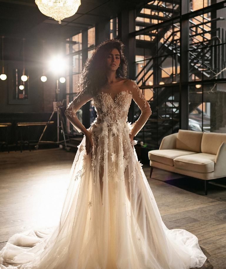 Дизайнерское свадебное платье с объемными цветами