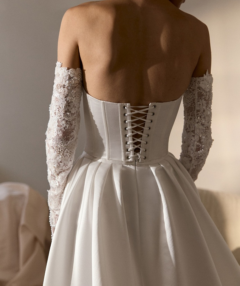 Эффектный комплект с кружевными рукавами и атласной съемной юбкой