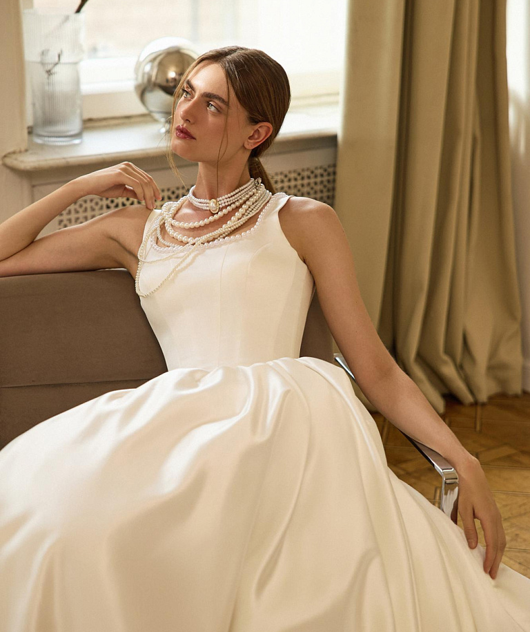 Пышное атласное свадебное платье-принцесса