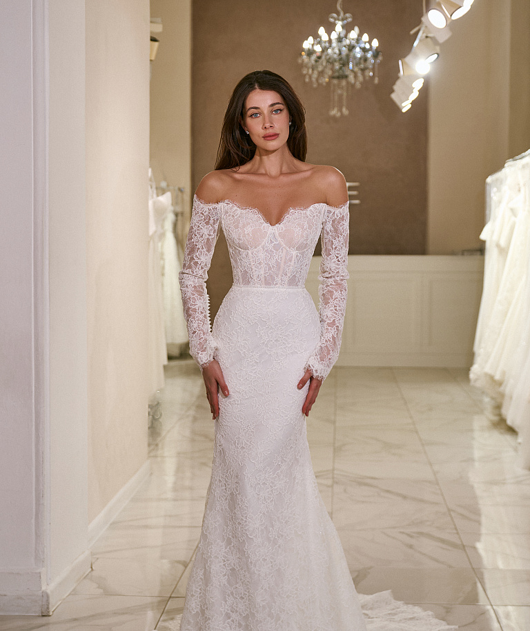 Изысканное кружевное платье со съемным шлейфом