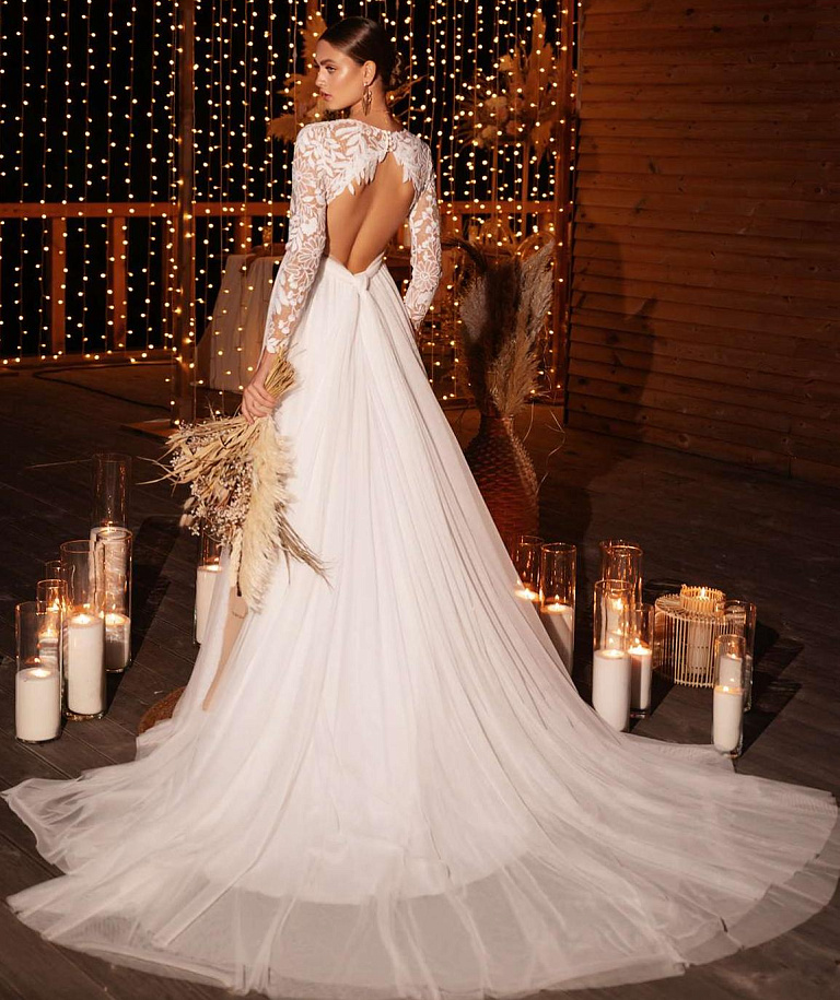 Классическое свадебное платье с v-образным вырезом