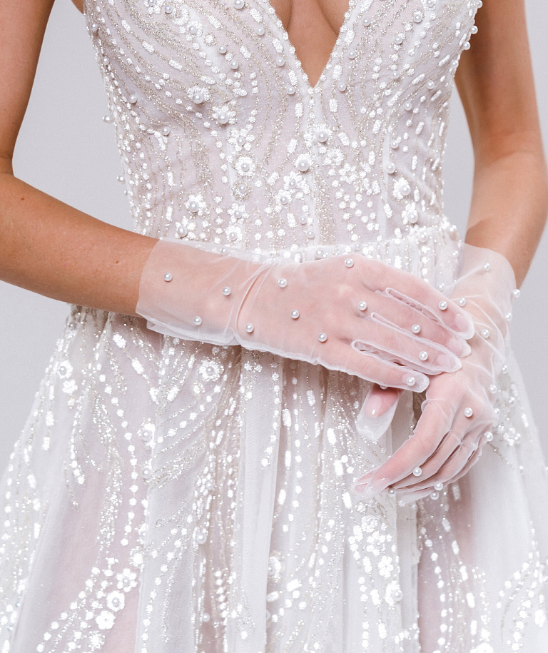 Сверкающее свадебное платье на тонких бретельках