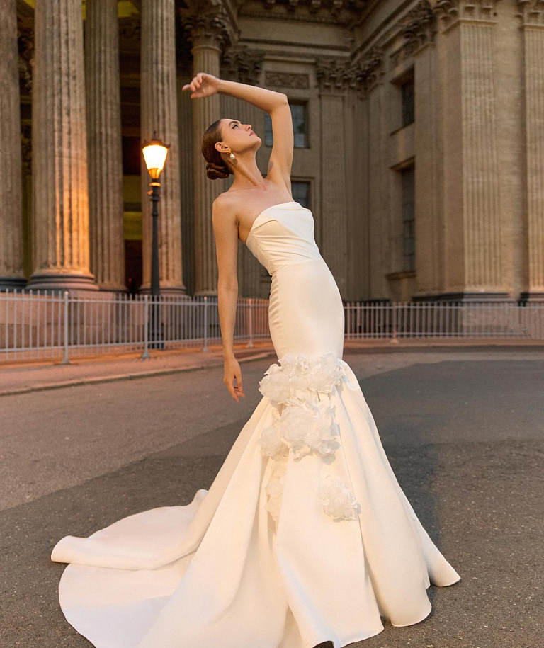 Роскошное свадебное платье русалкая с объемными цветами