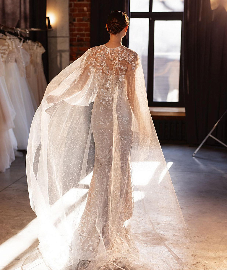 Кружевное свадебное платье рыбка с кейпом