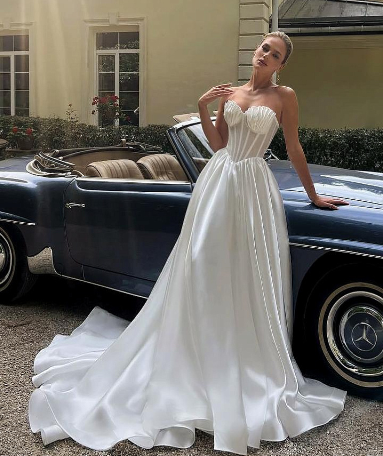 Свадебное платье с красивой драппировкой по чашкам