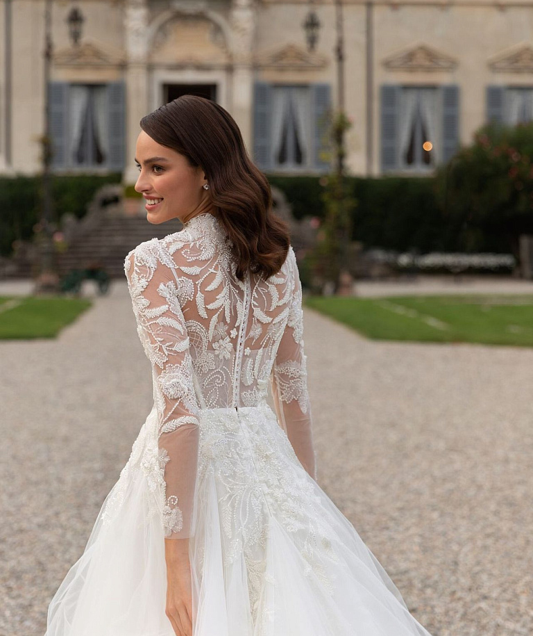 Пышное свадебное платье с закрытым верхом