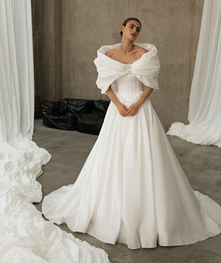 Свадебное платье принцесса с эффектным болеро