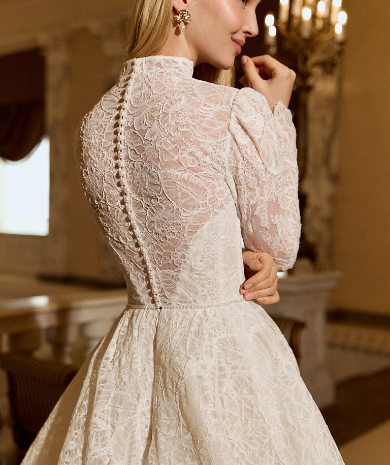 Закрытое кружевное свадебное платье cо шлейфом