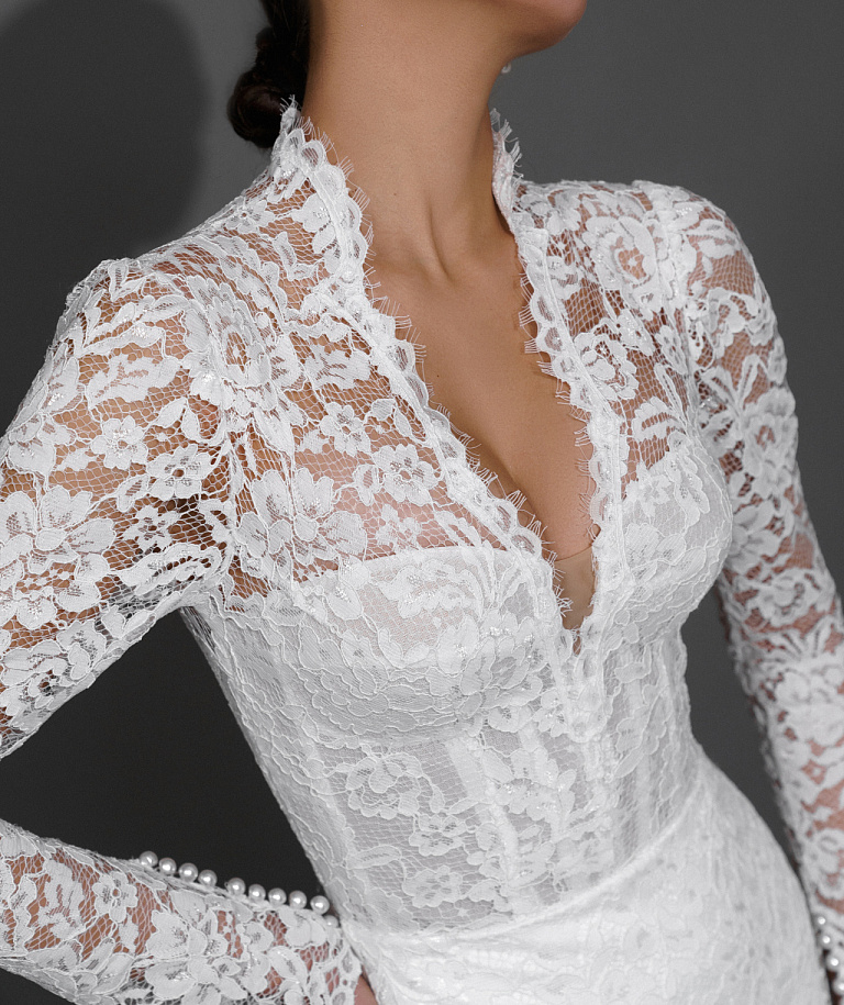 Белое кружевное свадебное платье с рукавами