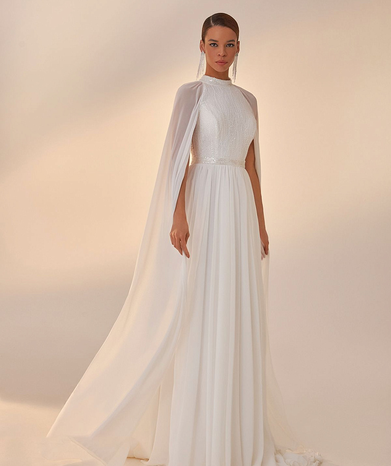 Струящееся свадебное платье с крылышками из шифона