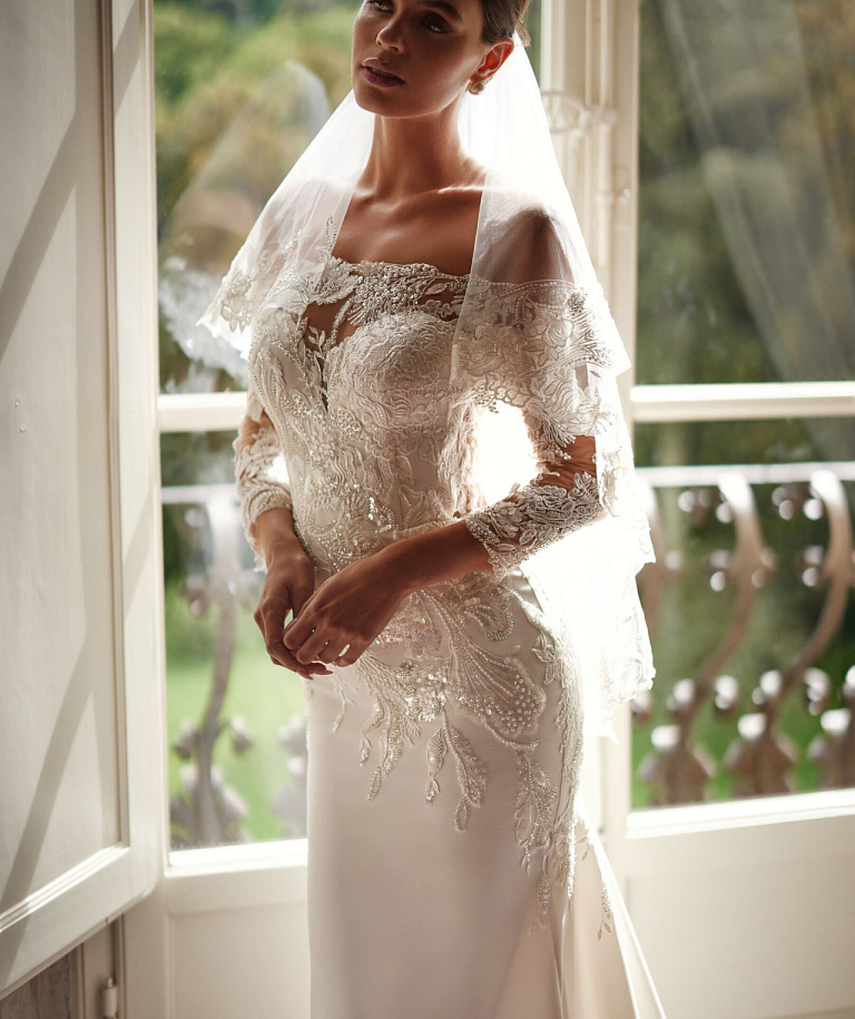 Роскошное свадебное платье с кружевным шлейфом и рукавами