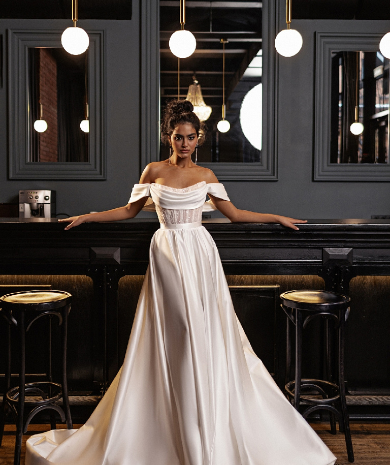 Короткое свадебное платье со съемным шлейфом