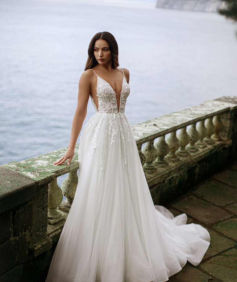 Роскошное свадебное платье на тонких бретелях