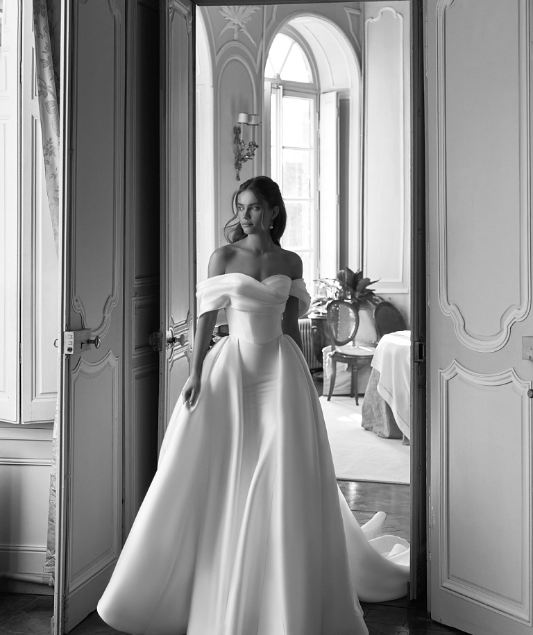 Роскошный комплект из микадо со съемным шлейфом