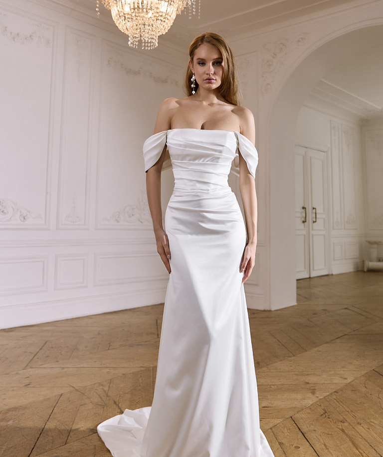 Атласное свадебное платье рыбка с драпировкой на талии