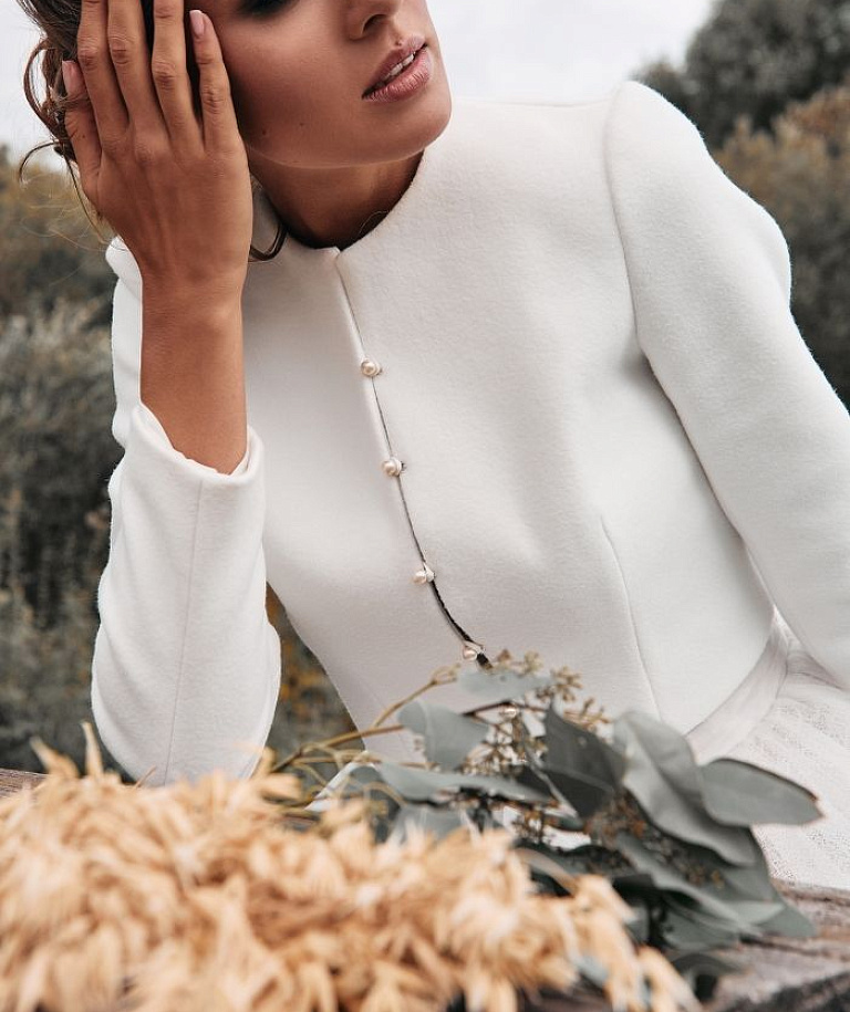 Белый жакет с длинным рукавом