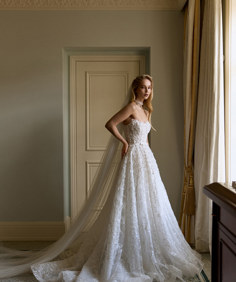 Пышное кружевное свадебное платье с жемчугом 