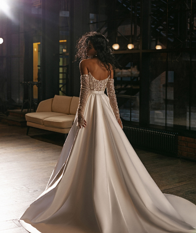 Свадебное платье мини со съемной атласной юбкой