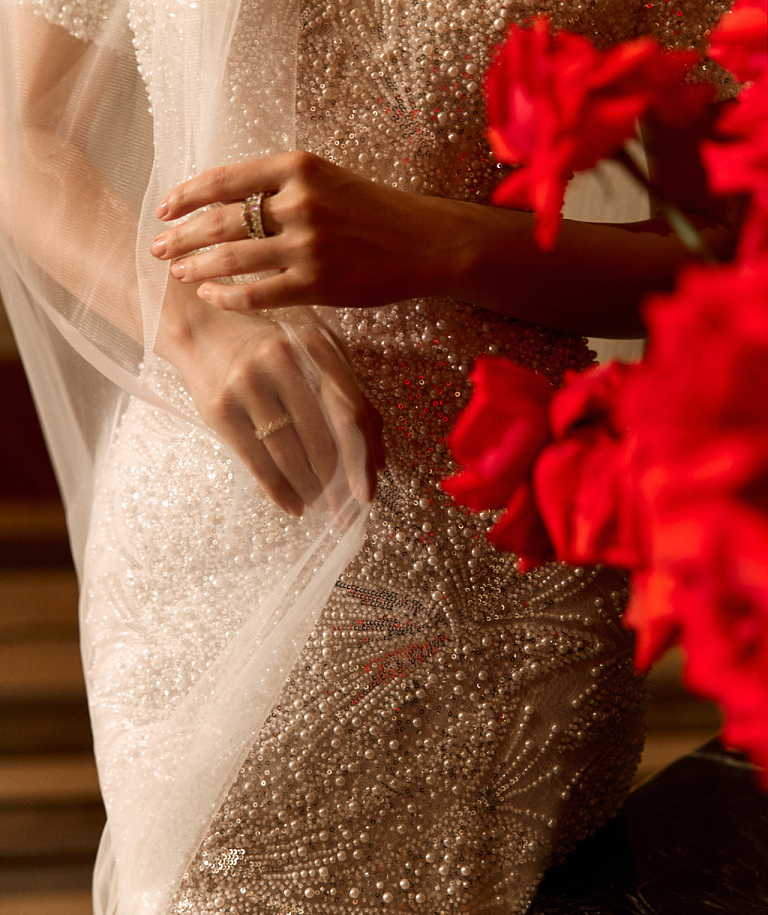 Роскошное облегающее свадебное платье с открытыми плечами