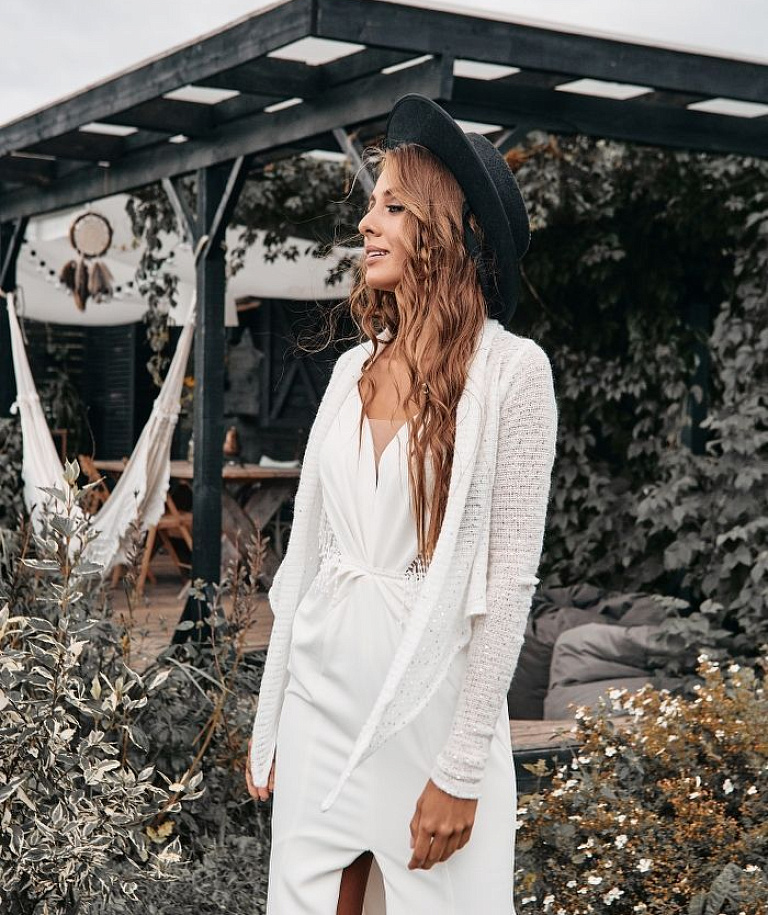 Белый свитер с пайетками