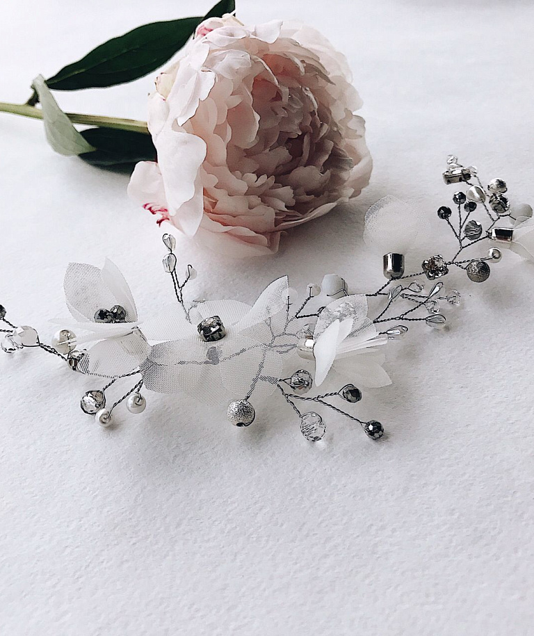 Нежное украшение в волосы