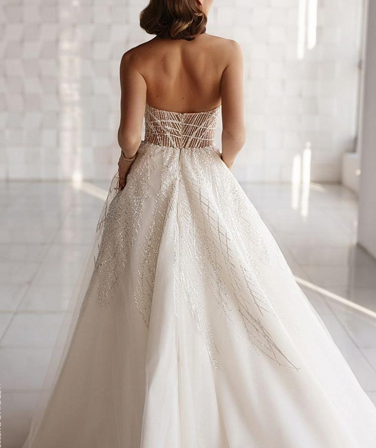 Серебряное свадебное платье с вырезом в форме сердца