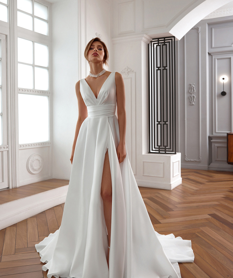 Лаконичное свадебное платье с v-вырезом