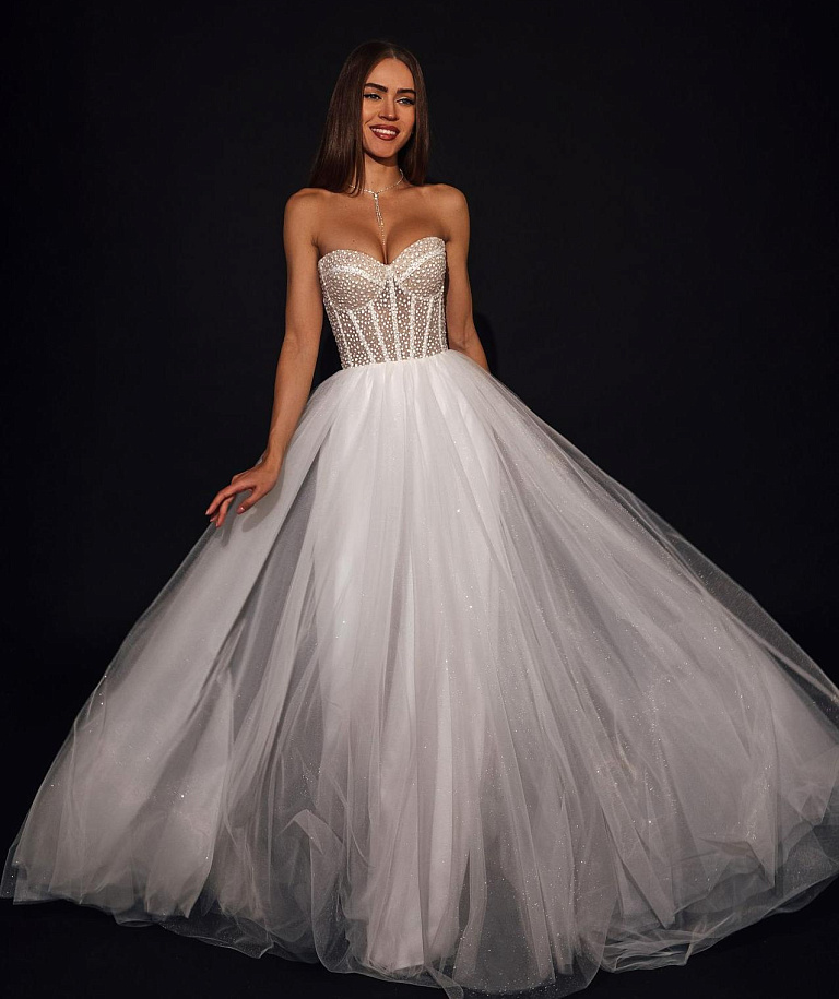 Легкое свадебное платье с корсетом и открытым верхом