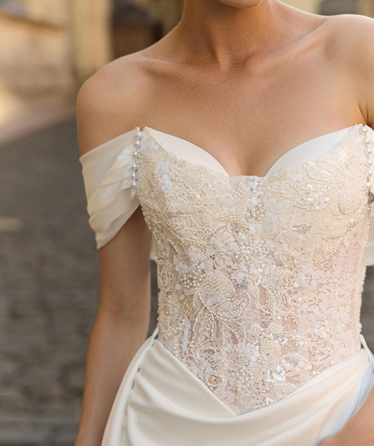 Свадебное платье русалка с атласной юбкой и кружевным корсетом