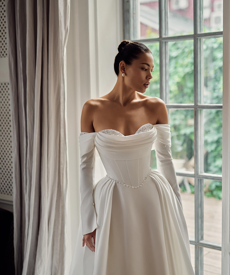 Свадебное платье-принцесса из сверкающега атласа