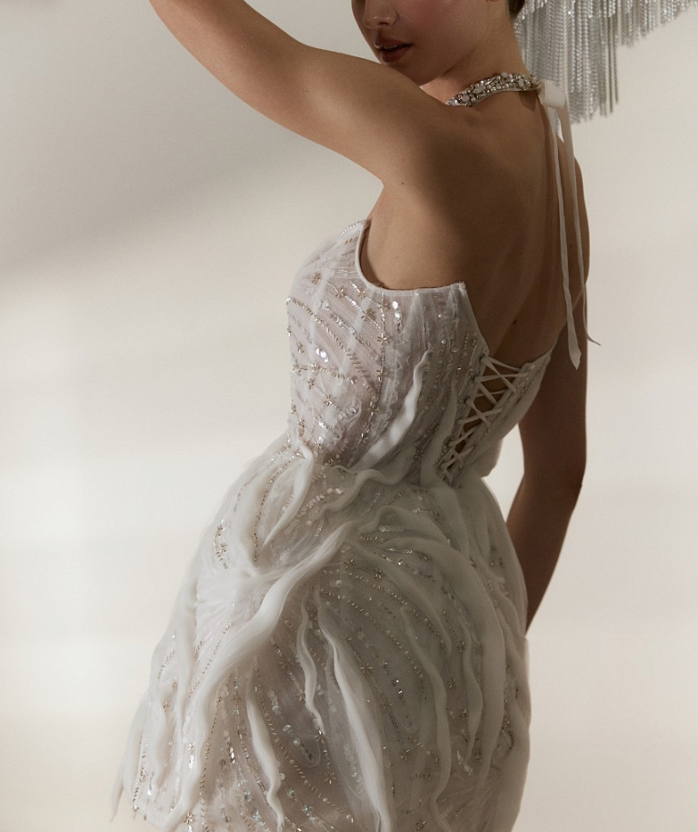 Короткое свадебное платье с жемчугом, пайетками и драпировкой из фатина