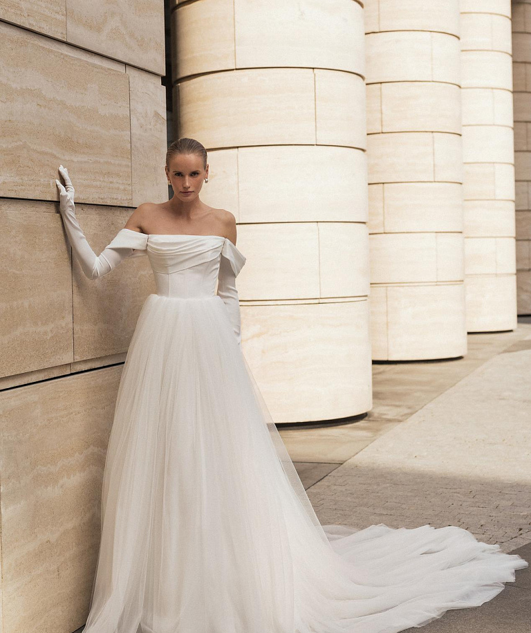 Нежное свадебное платье со шлейфом