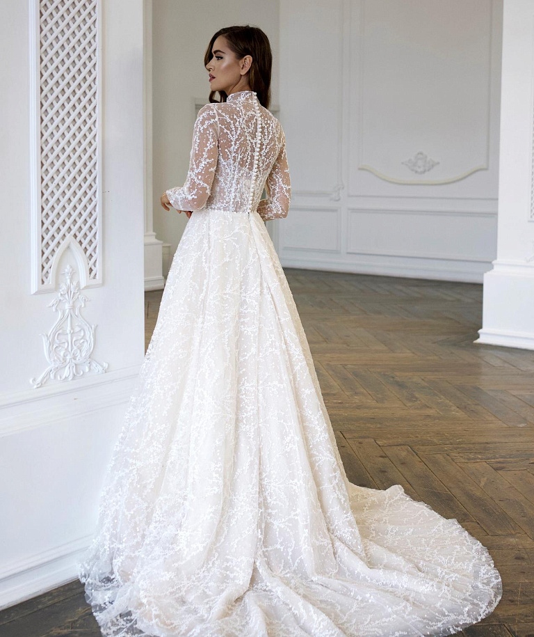 Роскошное закрытое кружевное платье