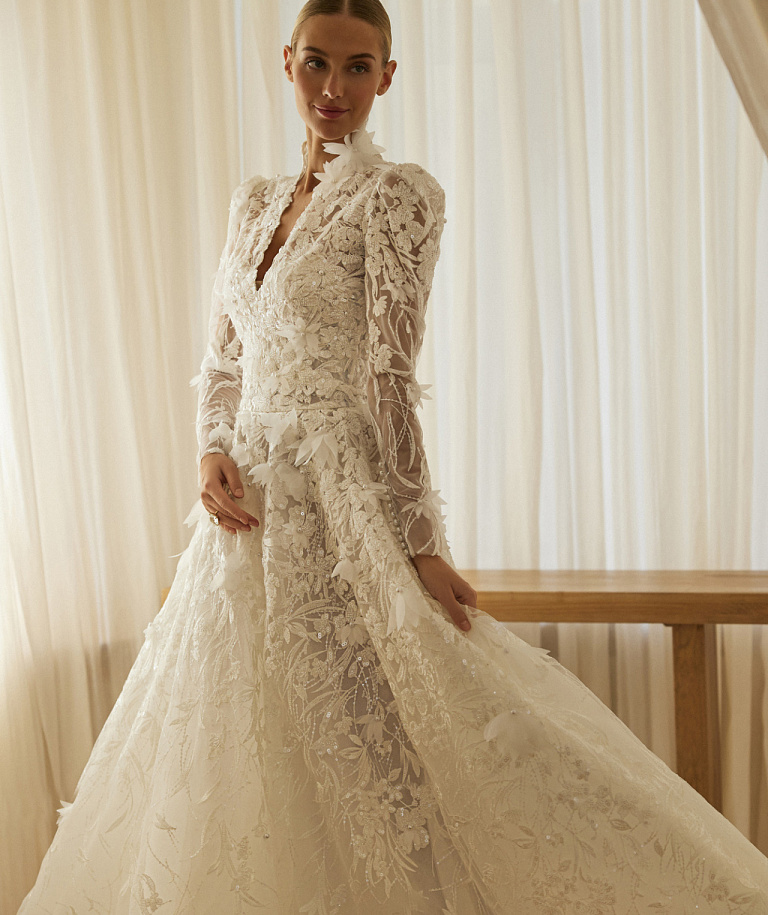 Пышное свадебное платье из роскошного цветочного кружева с болеро