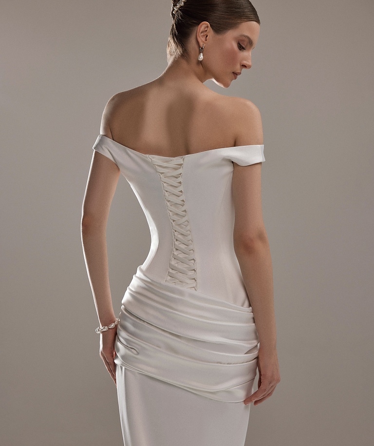 Атласное свадебное платье-русалка с открытыми плечами