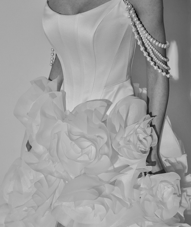 Роскошный свадебный комплет с пышной многоярусной юбкой