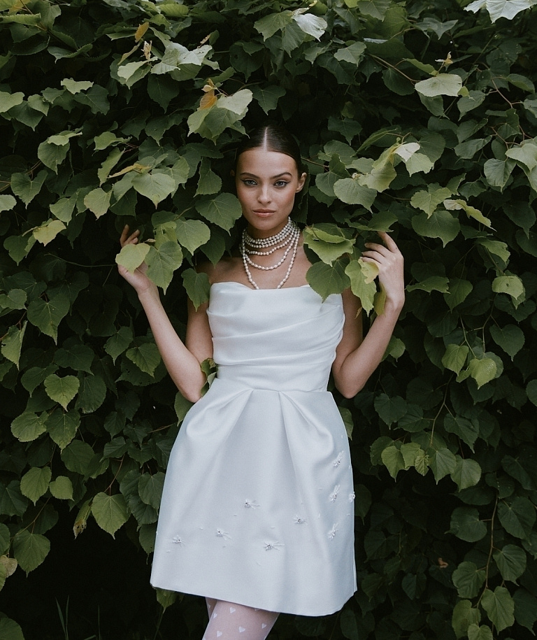 Свадебное платье мини с нежным узором на юбке