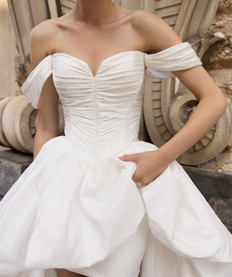 Короткое свадебное платье из тафты со шлейфом