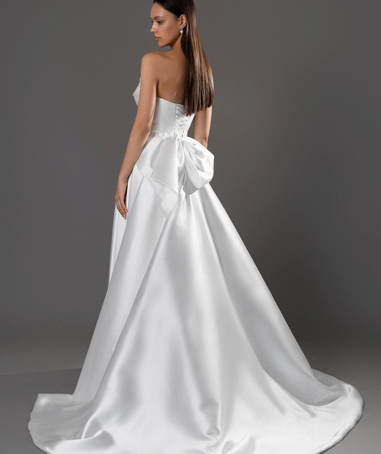 Лаконичное свадебное платье с разрезом и бантом