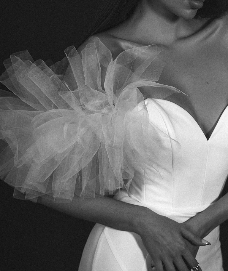 Свадебное платье с воланами на плечах