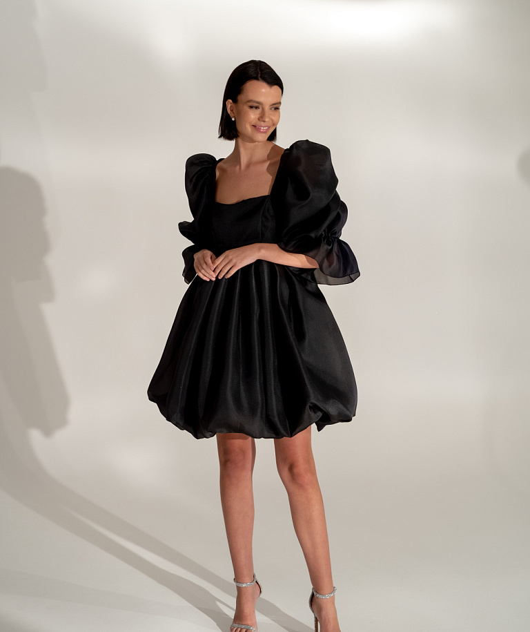 Короткое чёрное платье с объемными рукавами