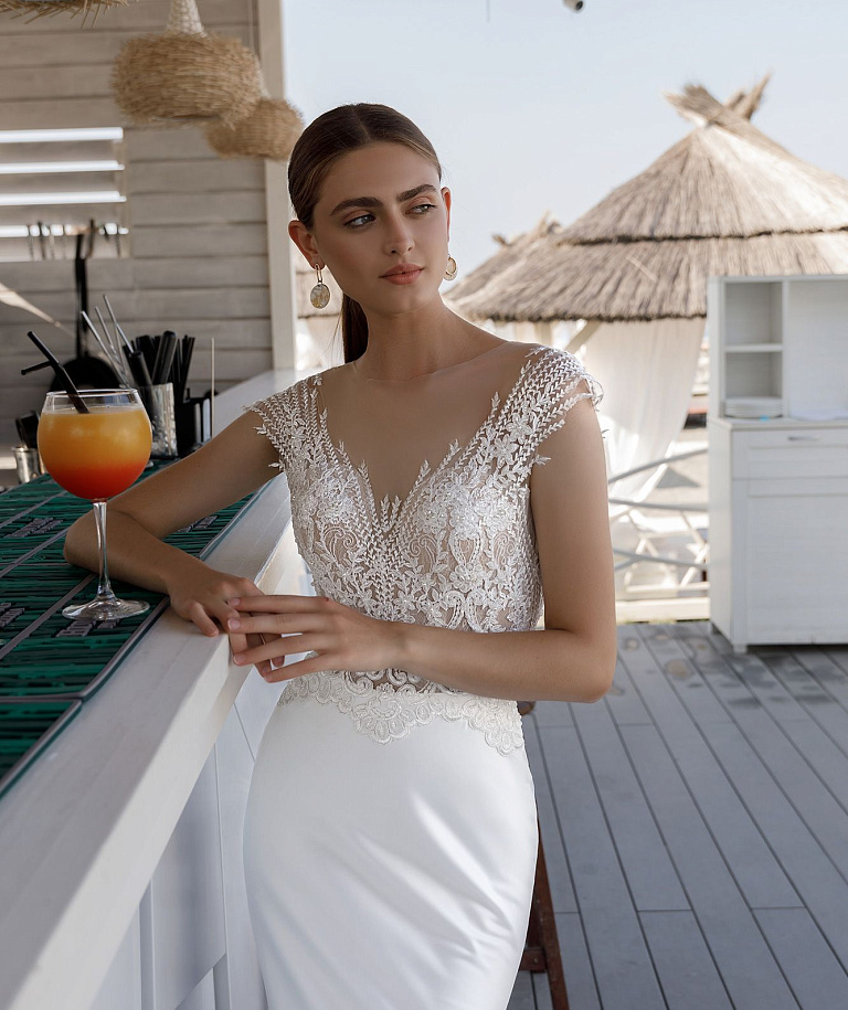 Роскошная атласная рыбка с кружевными рукавами