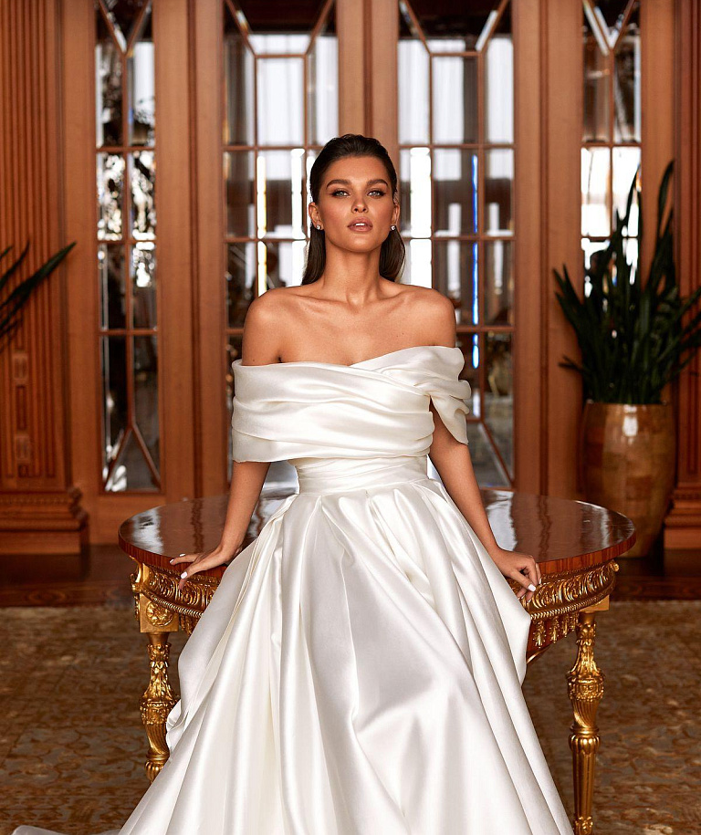 Пышное атласное свадебное платье с вырезом в форме сердца