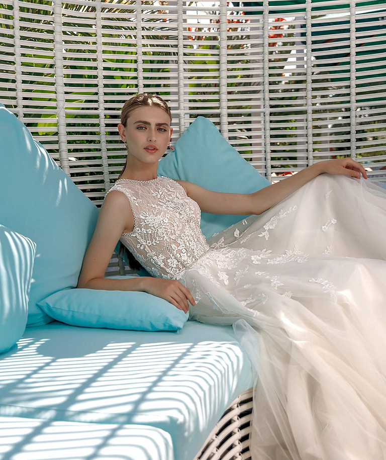 Свадебное платье с легкой юбкой