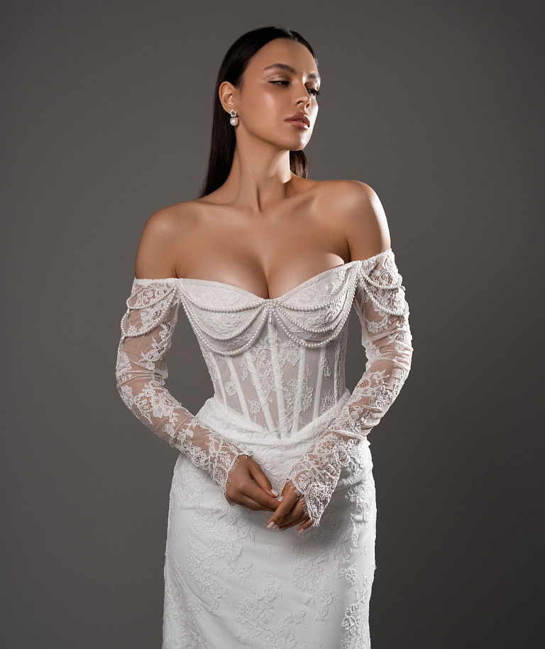 Кружевное свадебное платье русалка с декором из бус