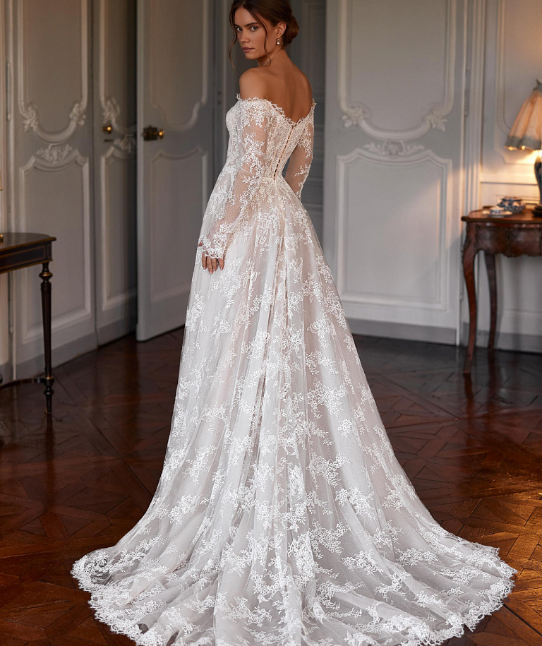 Кружевное свадебное платье с рукавами и шлейфом