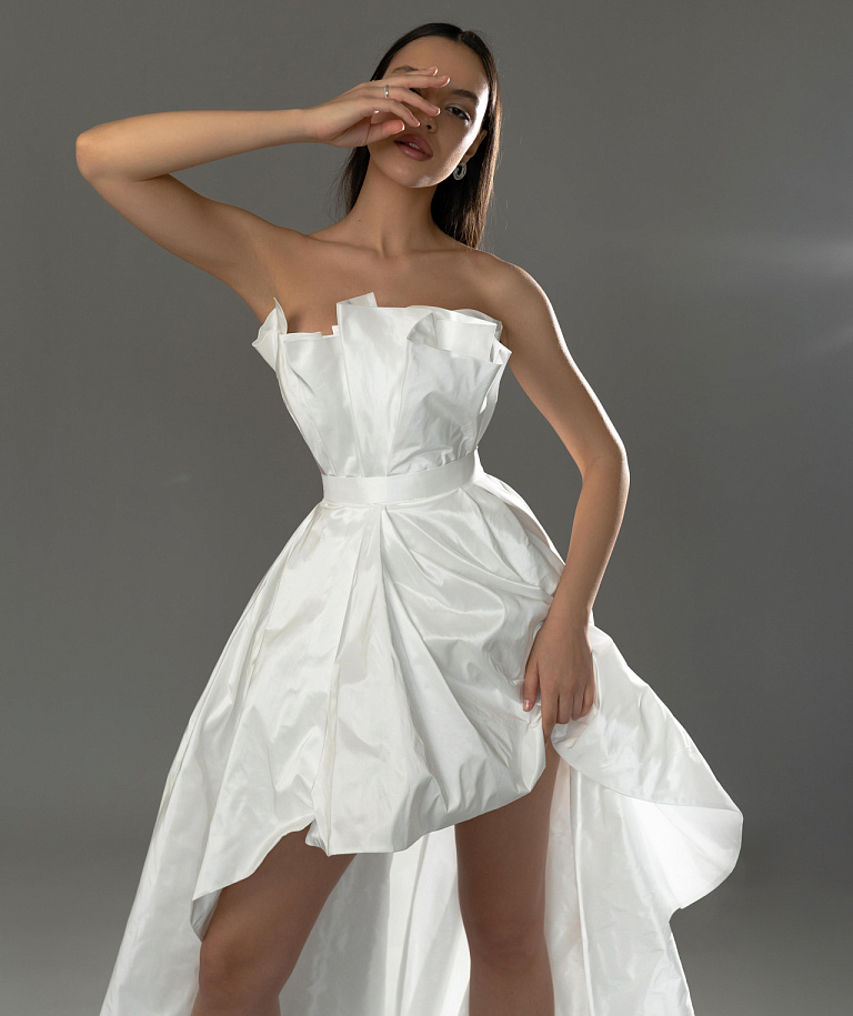 Короткое свадебное платье со шлейфом