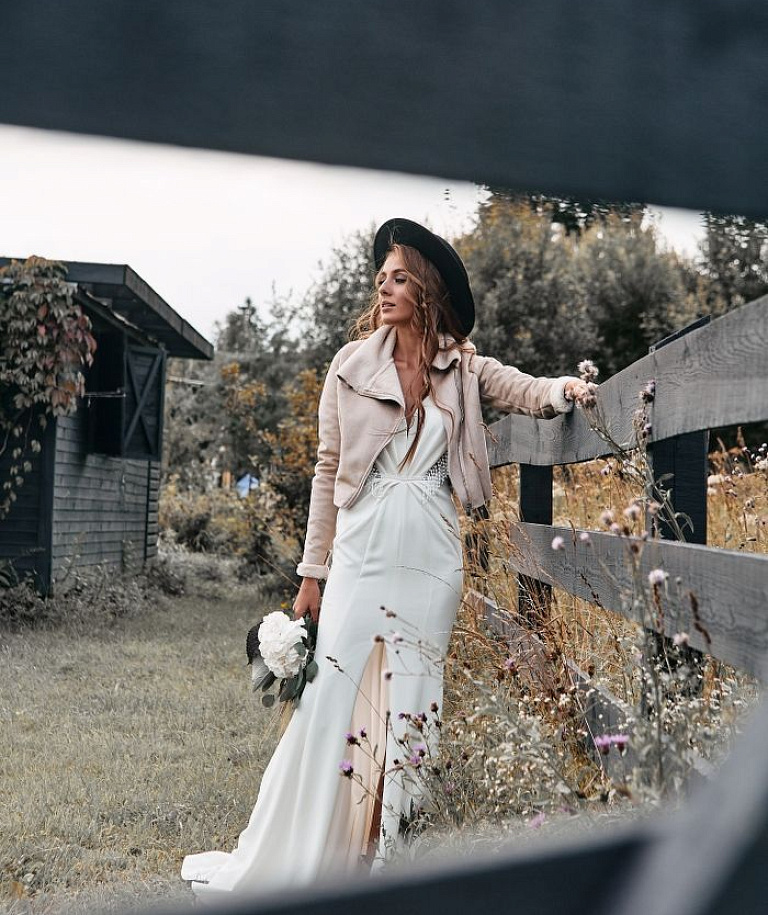 Бежевая короткая дубленка