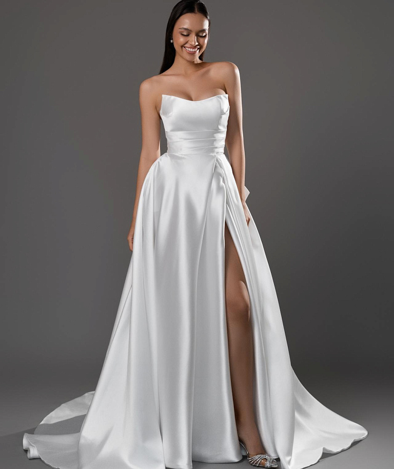 Лаконичное свадебное платье с разрезом и бантом